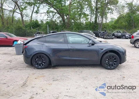 2024 Tesla Model Y z USA, uszkodzony, nr VIN 7SAYGDED6RF098275